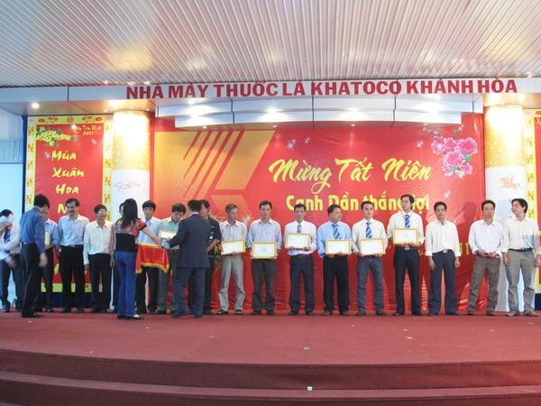 Ông Chung Quang Vinh, Đinh Phượng Hùng - PGĐ trao thưởng cho những CB, CNV hoàn thành xuất sắc nhiệm vụ năm 2010